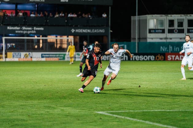 Deutschland: Fußball 3. Liga Männer 2026 - 2027, 3. Spieltag - FC Viktoria Köln vs SC Preußen Münster (Köln): Taylan Duman (FC Viktoria Köln, 8) Angriff gegen Ryan Johansson (SC Preußen Münster, 20) Copyright: xThiemoxRudolphx