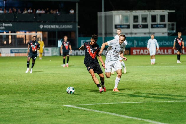 Deutschland: Fußball 3. Liga Männer 2026 - 2027, 3. Spieltag - FC Viktoria Köln vs SC Preußen Münster (Köln): Taylan Duman (FC Viktoria Köln, 8) Angriff gegen Ryan Johansson (SC Preußen Münster, 20) Copyright: xThiemoxRudolphx