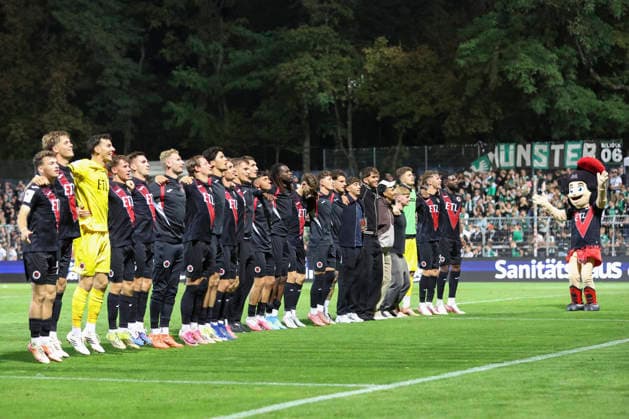 Team von FC Viktoria Koeln Schlussjubel, jubelt nach dem 4:1 Sieg waehrend des Spiels der 3. Liga zwischen Viktoria Koeln und Preussen Muenster, Sportpark Hoehenberg am 30. August 2026 in Koeln, Deutschland. (Foto von Oliver Kaelke DeFodi Images) +++ Team von FC Viktoria Koeln celebrate after winning during the 3. Liga match between Viktoria Koeln and Preussen Muenster at Sportpark Hoehenberg on August 30, 2026 in Cologne, Germany. (Photo by Oliver Kaelke DeFodi Images) DFB DFL REGULATIONS PROHIBIT ANY USE OF PHOTOGRAPHS AS IMAGE SEQUENCES AND OR QUASI-VIDEO. (Photo by Oliver Kaelke DeFodi Images) -