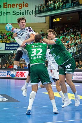 30.08.2026, xovx, Handball Opel Handball-Bundesliga, HSG Wetzlar - SG BBM Bietigheim v.l. Maxim Orlov (SG BBM Bietigheim), Nikolaj Laesö (HSG Wetzlar), Petter Överby (HSG Wetzlar) Wetzlar Buderus Arena Hessen Deutschland (DE)