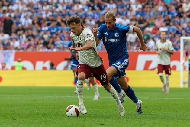 im Zweikampf, Aktion, mit Robin Fellhauer 19 (FC Augsburg), Timo Becker 5 (FC Schalke 04), FC Augsburg vs. FC Schalke 04, Fussball, 1. Bundesliga, 1. Spieltag, 30.08.2026 DFB regulations prohibit any use of photographs as image sequences and or quasi-video Augsburg Bayern Deutschland *** One-on-one, action, featuring Robin Fellhauer (19, FC Augsburg) and Timo Becker (5, FC Schalke 04), FC Augsburg vs. FC Schalke 04, soccer, Bundesliga 1, Matchday 1, August 30, 2026. DFB regulations prohibit any use of photographs as image sequences and or quasi-video. Augsburg, Bavaria, Germany Copyright: xkolbert-press ChristianxKolbertx