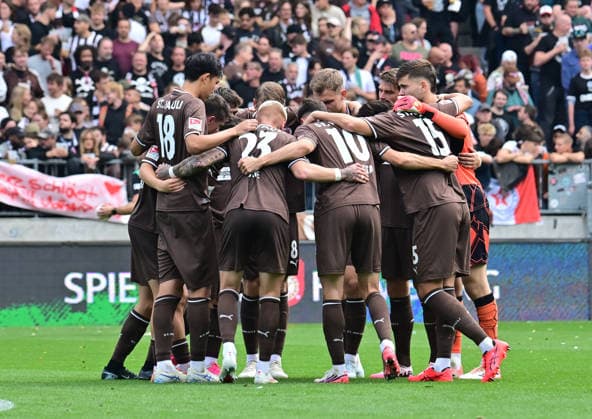 30.08.2026,GER Fußball, Männer, 2.BL, Spieltag 3, Saison 2026 2027, Hamburg, FC St. Pauli vs 1.FC Kaiserslautern die Mannschaft von Pauli zu Beginn der zweiten Halbzeit DFB DFL regulations prohibit any use of photographs as image sequences and or quasi-video) Hamburg Millerntorstadion Hamburg Deutschland *** August 30, 2026, German Soccer, Men s, 2nd Division, Matchday 3, 2026–2027 Season, Hamburg, FC St. Pauli vs. 1. FC Kaiserslautern: St. Pauli’s team at the start of the second half. DFB and DFL regulations prohibit any use of photographs as image sequences and or quasi-video. Millerntorstadion, Hamburg, Germany Copyright: xnordphotoxGmbH xWitkex