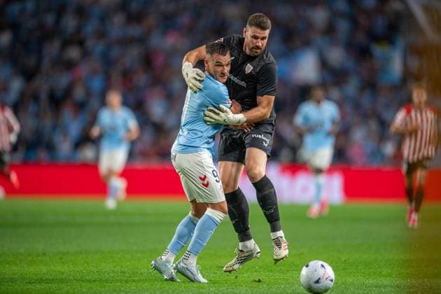 ESP: LaLiga EA Sports RC Celta Vigo v Athletic Club Bilbao Unai Simon of Athletic and Ferran Jutgla of Celta Vigo during LaLiga EA Sports match between RC Celta Vigo v Athletic Club Bilbao played at Abanca Balaidos Stadium, Vigo, Pontevedra, on August 30 2026 in Spain Spain Soccer Copyright: xAgenciaxLOFx
