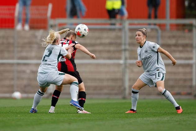 Fußball I Frauen I Bundesliga I Saison 2026-2027 I 2. Spieltag I Bayer 04 Leverkusen - VfL Wolfsburg I 30.08.2026 Vanessa Fudalla (21, Bayer 04 Leverkusen) Versucht den Ball gegen Thea Bjelde (2, VfL Wolfsburg) und Svenja Huth (10, VfL Wolfsburg) mit dem Kopf zu klären. Leverkusen Ulrich-Haberland-Stadion Niedersachsen Deutschland *** Soccer I Women s I Bundesliga I 2026–2027 Season I Matchday 2 I Bayer 04 Leverkusen vs. VfL Wolfsburg I August 30, 2026 Vanessa Fudalla 21, Bayer 04 Leverkusen attempts to clear the ball with a header against Thea Bjelde (2), VfL Wolfsburg, and Svenja Huth (10), VfL Wolfsburg, at the Ulrich Haberland Stadium in Leverkusen, Lower Saxony, Germany Copyright: xLobeca CedricxSiefkerx