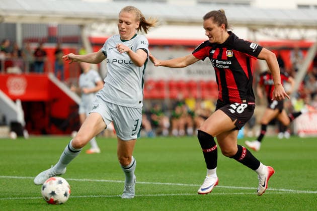 Fußball I Frauen I Bundesliga I Saison 2026-2027 I 2. Spieltag I Bayer 04 Leverkusen - VfL Wolfsburg I 30.08.2026 Lieske Carleer (3, VfL Wolfsburg) und Paulina Tomasiak (28, Bayer 04 Leverkusen) im Zweikampf Leverkusen Ulrich-Haberland-Stadion Niedersachsen Deutschland *** Soccer I Women s I Bundesliga I 2026–2027 Season I Matchday 2 I Bayer 04 Leverkusen vs. VfL Wolfsburg I August 30, 2026 Lieske Carleer 3, VfL Wolfsburg and Paulina Tomasiak 28, Bayer 04 Leverkusen in a tackle at the Ulrich Haberland Stadium in Leverkusen, Lower Saxony, Germany Copyright: xLobeca CedricxSiefkerx