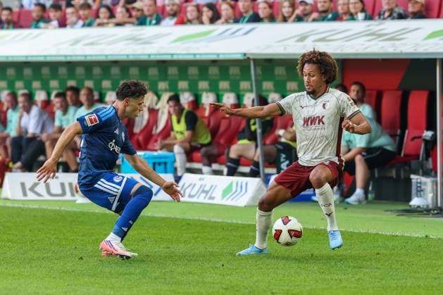 im Zweikampf, Aktion, mit Soufiane El-Faouzi 23 (FC Schalke 04), Han-Noah Massengo 4 (FC Augsburg), FC Augsburg vs. FC Schalke 04, Fussball, 1. Bundesliga, 1. Spieltag, 30.08.2026 DFB regulations prohibit any use of photographs as image sequences and or quasi-video Augsburg Bayern Deutschland *** One-on-one, action, featuring Soufiane El Faouzi (23, FC Schalke 04) and Han Noah Massengo (4, FC Augsburg), FC Augsburg vs. FC Schalke 04, soccer, Bundesliga 1, Matchday 1, August 30, 2026. DFB regulations prohibit any use of photographs as image sequences and or quasi-video. Augsburg, Bavaria, Germany Copyright: xkolbert-press ChristianxKolbertx