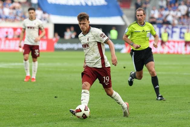 Robin Fellhauer 19 (FC Augsburg), FC Augsburg vs. FC Schalke 04, Fussball, 1. Bundesliga, 1. Spieltag, 30.08.2026 DFB regulations prohibit any use of photographs as image sequences and or quasi-video Augsburg Bayern Deutschland *** Robin Fellhauer 19 FC Augsburg, FC Augsburg vs. FC Schalke 04, Soccer, Bundesliga 1, Matchday 1, August 30, 2026. DFB regulations prohibit any use of photographs as image sequences and or quasi-video. Augsburg, Bavaria, Germany Copyright: xkolbert-press ChristianxKolbertx