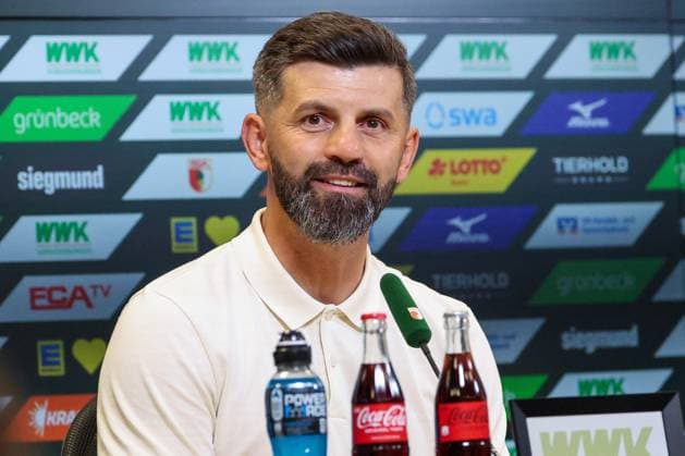 Cheftrainer Miron Muslic (FC Schalke 04) auf der Pressekonferenz nach dem Spiel und der Auswaertsniederlage, FC Augsburg vs. FC Schalke 04, Fussball, Maenner, Bundesliga, Saison 2026 2027, Hinrunde, 1. Spieltag, 30.08.2026 DFB regulations prohibit any use of photographs as image sequences and or quasi-video Augsburg Bayern Deutschland *** Head Coach Miron Muslic of FC Schalke 04 at the post-game press conference following the away loss, FC Augsburg vs. FC Schalke 04, Soccer, Men s, Bundesliga, 2026–2027 Season, First Half of the Season, Matchday 1, August 30, 2026. DFB regulations prohibit any use of photographs as image sequences and or quasi-video. Augsburg, Bavaria, Germany Copyright: xkolbert-press MartinxAgüerax