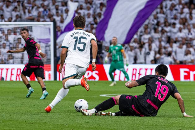 ESP: Real Madrid CF v Malaga CF - La Liga EA Sports Arda Guler of Real Madrid is defended by Juan Cruz of Malaga during La Liga EA Sports match between Real Madrid and Malaga CF at Estadio Santiago Bernabeu on August 30, 2026 in Madrid, Spain. Madrid Madrid Spain Football Copyright: xAlejandroxMatiasx