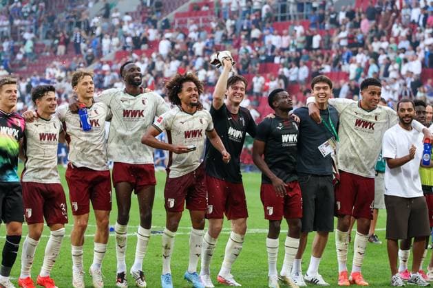 Freude bei Finn Dahmen 1 (FC Augsburg), Fabian Rieder 32 (FC Augsburg), Yannik Keitel 14 (FC Augsburg), Chrislain Matsima 5 (FC Augsburg), Han-Noah Massengo 4 FC Augsburg), Michael Gregoritsch 11 (FC Augsburg), Noahkai Banks 40 (FC Augsburg) und Alexis Claude-Maurice 20 (FC Augsburg) bei den Fans ueber den Heimsieg, Schlussjubel, FC Augsburg vs. FC Schalke 04, Fussball, Maenner, Bundesliga, Saison 2026 2027, Hinrunde, 1. Spieltag, 30.08.2026 DFB regulations prohibit any use of photographs as image sequences and or quasi-video Augsburg Bayern Deutschland *** Celebration by Finn Dahmen (1, FC Augsburg), Fabian Rieder (32, FC Augsburg), Yannik Keitel (14, FC Augsburg), Chrislain Matsima (5, FC Augsburg), Han Noah Massengo (4, FC Augsburg), Michael Gregoritsch (11, FC Augsburg), Noahkai Banks 40 FC Augsburg, and Alexis Claude Maurice 20 FC Augsburg celebrating the home victory with fans; final celebration; FC Augsburg vs. FC Schalke 04; soccer; men; Bundesliga; 2026–2027 season, first half of the season, Matchday 1, August 30, 2026. DFB regulations prohibit any use of photographs as image sequences and or quasi-video. Augsburg, Bavaria, Germany Copyright: xkolbert-press MartinxAgüerax