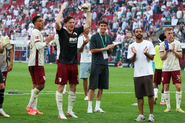 Noahkai Banks 40 (FC Augsburg), Michael Gregoritsch 11 (FC Augsburg) und Alexis Claude-Maurice 20 (FC Augsburg) freuen sich bei den Fans ueber den Heimsieg, FC Augsburg vs. FC Schalke 04, Fussball, Maenner, Bundesliga, Saison 2026 2027, Hinrunde, 1. Spieltag, 30.08.2026 DFB regulations prohibit any use of photographs as image sequences and or quasi-video Augsburg Bayern Deutschland *** Noahkai Banks (40, FC Augsburg), Michael Gregoritsch (11, FC Augsburg), and Alexis Claude Maurice (20, FC Augsburg) celebrate the home victory with the fans, FC Augsburg vs. FC Schalke 04, Soccer, Men’s, Bundesliga, 2026–2027 Season, First Half of the Season, Matchday 1, August 30, 2026. DFB regulations prohibit any use of photographs as image sequences and or quasi-video. Augsburg, Bavaria, Germany Copyright: xkolbert-press MartinxAgüerax