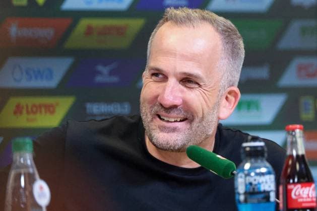 Chef-Trainer Manuel Baum (FC Augsburg) zufrieden auf der Pressekonferenz nach dem Spiel und dem Heimsieg, FC Augsburg vs. FC Schalke 04, Fussball, Maenner, Bundesliga, Saison 2026 2027, Hinrunde, 1. Spieltag, 30.08.2026 DFB regulations prohibit any use of photographs as image sequences and or quasi-video Augsburg Bayern Deutschland *** Head Coach Manuel Baum of FC Augsburg looked satisfied at the postgame press conference following the home victory in the match between FC Augsburg and FC Schalke 04; Soccer, Men, Bundesliga, 2026–2027 Season, First Half of the Season, Matchday 1, August 30, 2026. DFB regulations prohibit any use of photographs as image sequences and or quasi-video. Augsburg, Bavaria, Germany Copyright: xkolbert-press MartinxAgüerax