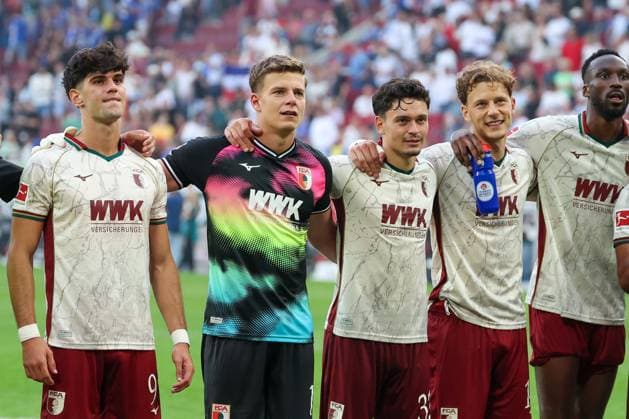 Rodrigo Ribeiro 9 (FC Augsburg), Finn Dahmen 1 (FC Augsburg), Fabian Rieder 32 (FC Augsburg), Yannik Keitel 14 (FC Augsburg) und Chrislain Matsima 5 (FC Augsburg) zufrieden bei den Fans nach Spielende, Schlussjubel, FC Augsburg vs. FC Schalke 04, Fussball, Maenner, Bundesliga, Saison 2026 2027, Hinrunde, 1. Spieltag, 30.08.2026 DFB regulations prohibit any use of photographs as image sequences and or quasi-video Augsburg Bayern Deutschland *** Rodrigo Ribeiro 9 FC Augsburg, Finn Dahmen 1 FC Augsburg, Fabian Rieder 32 FC Augsburg, Yannik Keitel 14 FC Augsburg, and Chrislain Matsima 5 FC Augsburg celebrate with fans after the final whistle, FC Augsburg vs. FC Schalke 04, soccer, men’s, Bundesliga, 2026–2027 season, first half of the season, Matchday 1, August 30, 2026. DFB regulations prohibit any use of photographs as image sequences and or quasi-video. Augsburg, Bavaria, Germany Copyright: xkolbert-press MartinxAgüerax