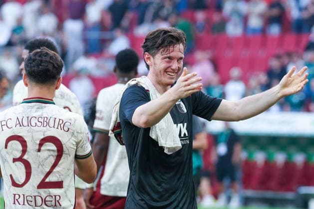 Ein gluecklicher Michael Gregoritsch 11 (FC Augsburg) bei den Fans zum Schlussjubel, FC Augsburg vs. FC Schalke 04, Fussball, Maenner, Bundesliga, Saison 2026 2027, Hinrunde, 1. Spieltag, 30.08.2026 DFB regulations prohibit any use of photographs as image sequences and or quasi-video Augsburg Bayern Deutschland *** A happy Michael Gregoritsch (No. 11, FC Augsburg) celebrates with the fans at the end of the match, FC Augsburg vs. FC Schalke 04, soccer, men s, Bundesliga, 2026–2027 season, First Half of the Season, Matchday 1, August 30, 2026. DFB regulations prohibit any use of photographs as image sequences and or quasi-video. Augsburg, Bavaria, Germany Copyright: xkolbert-press MartinxAgüerax