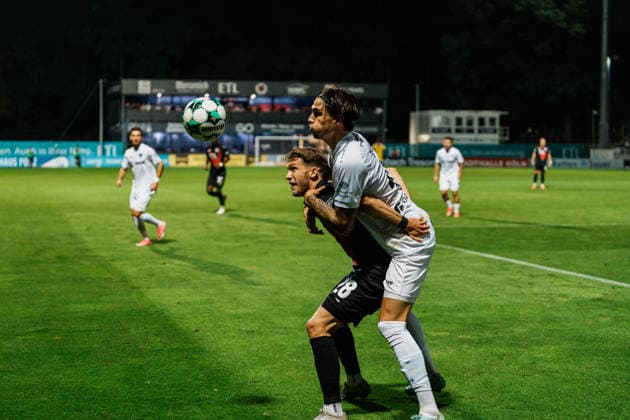 Deutschland: Fußball 3. Liga Männer 2026 - 2027, 3. Spieltag - FC Viktoria Köln vs SC Preußen Münster (Köln): Pascal Armando Fallmann (FC Viktoria Köln, 28) Zweikampf, Klammern, gegen Antonio Tikvic (SC Preußen Münster, 4) Copyright: xThiemoxRudolphx