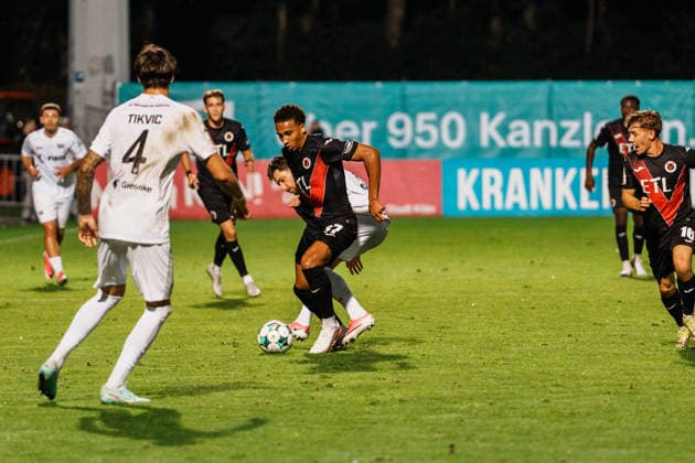 Deutschland: Fußball 3. Liga Männer 2026 - 2027, 3. Spieltag - FC Viktoria Köln vs SC Preußen Münster (Köln): Noah Maboulou (FC Viktoria Köln, 37) Zweikampf, Dribbling Copyright: xThiemoxRudolphx