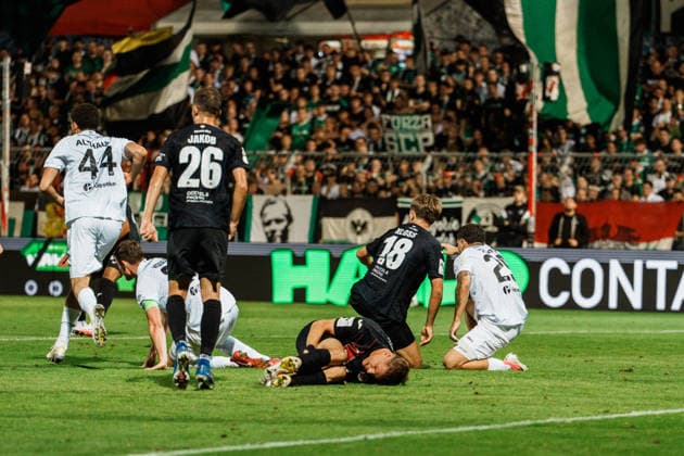 Deutschland: Fußball 3. Liga Männer 2026 - 2027, 3. Spieltag - FC Viktoria Köln vs SC Preußen Münster (Köln): Verletzung, David Otto (FC Viktoria Köln, 10) am Boden Copyright: xThiemoxRudolphx
