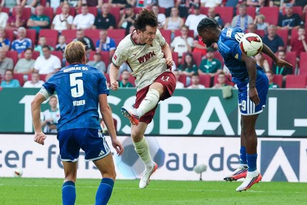 Michael Gregoritsch 11 (FC Augsburg) mit einer Kopfballaktion gegen Junior Dina Ebimbe 29 (FC Schalke 04), mit dabei Timo Becker 5 (FC Schalke 04), FC Augsburg vs. FC Schalke 04, Fussball, Maenner, Bundesliga, Saison 2026 2027, Hinrunde, 1. Spieltag, 30.08.2026 DFB regulations prohibit any use of photographs as image sequences and or quasi-video Augsburg Bayern Deutschland *** Michael Gregoritsch (11, FC Augsburg) heads the ball against Junior Dina Ebimbe (29, FC Schalke 04), with Timo Becker (5, FC Schalke 04) nearby; FC Augsburg vs. FC Schalke 04, soccer, Men, Bundesliga, 2026–2027 season, first half of the season, Matchday 1, August 30, 2026. DFB regulations prohibit any use of photographs as image sequences and or quasi-video. Augsburg, Bavaria, Germany Copyright: xkolbert-press MartinxAgüerax