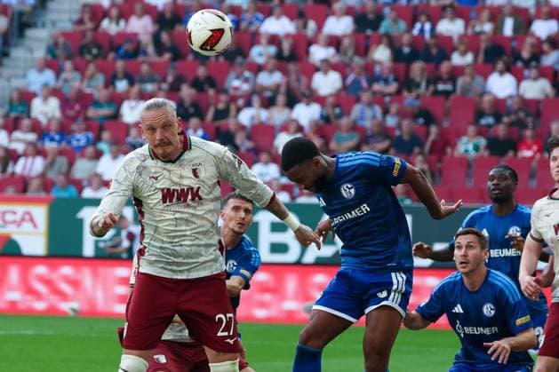 Kopfballaktion von Marius Wolf 27 (FC Augsburg) gegen Moussa Sylla 9 (FC Schalke 04), FC Augsburg vs. FC Schalke 04, Fussball, Maenner, Bundesliga, Saison 2026 2027, Hinrunde, 1. Spieltag, 30.08.2026 DFB regulations prohibit any use of photographs as image sequences and or quasi-video Augsburg Bayern Deutschland *** Header by Marius Wolf (No. 27, FC Augsburg) against Moussa Sylla (No. 9, FC Schalke 04), FC Augsburg vs. FC Schalke 04, Soccer, Men, Bundesliga, 2026–2027 Season, First Half of the Season, Matchday 1, August 30, 2026. DFB regulations prohibit any use of photographs as image sequences and or quasi-video. Augsburg, Bavaria, Germany Copyright: xkolbert-press MartinxAgüerax