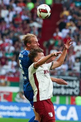 Aktion zwischen Timo Becker 5 (FC Schalke 04) und Robin Fellhauer 19 (FC Augsburg), Kopfballduell, FC Augsburg vs. FC Schalke 04, Fussball, Maenner, Bundesliga, Saison 2026 2027, Hinrunde, 1. Spieltag, 30.08.2026 DFB regulations prohibit any use of photographs as image sequences and or quasi-video Augsburg Bayern Deutschland *** Play between Timo Becker (5, FC Schalke 04) and Robin Fellhauer (19, FC Augsburg), header duel, FC Augsburg vs. FC Schalke 04, soccer, men s, Bundesliga, 2026–2027 season, First Half of the Season, Matchday 1, August 30, 2026. DFB regulations prohibit any use of photographs as image sequences and or quasi-video. Augsburg, Bavaria, Germany Copyright: xkolbert-press MartinxAgüerax