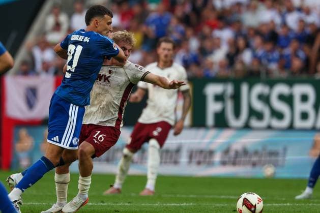Robuster Einsatz von Dejan Ljubicic 21 (FC Schalke 04) gegen Hennes Behrens 16 (FC Augsburg), Aktion, FC Augsburg vs. FC Schalke 04, Fussball, Maenner, Bundesliga, Saison 2026 2027, Hinrunde, 1. Spieltag, 30.08.2026 DFB regulations prohibit any use of photographs as image sequences and or quasi-video Augsburg Bayern Deutschland *** Dejan Ljubicic 21 of FC Schalke 04 in a tough challenge against Hennes Behrens 16 of FC Augsburg, Action, FC Augsburg vs. FC Schalke 04, Soccer, Men, Bundesliga, 2026–2027 Season, First Half of the Season, Matchday 1, August 30, 2026. DFB regulations prohibit any use of photographs as image sequences and or quasi-video. Augsburg, Bavaria, Germany Copyright: xkolbert-press MartinxAgüerax