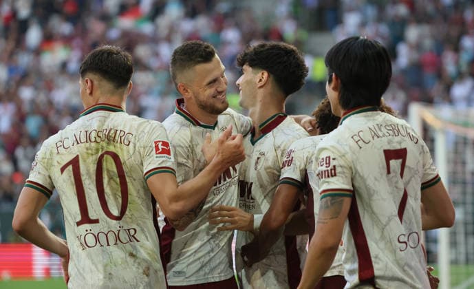 30.08.2026,1. Spieltag,1. Bundesliga, FC Augsburg vs Schalke 04, WWK Arena Augsburg Fussball im Bild: Mert Koemuer (FC Augsburg), Jeffrey Gouweleeuw (FC Augsburg), Rodrigo Ribeiro (FC Augsburg) und Youngwoo Seol (FC Augsburg) jubeln zum 3:0 *** August 30, 2026, Matchday 1, Bundesliga 1, FC Augsburg vs. Schalke 04, WWK Arena Augsburg, soccer; pictured: Mert Koemuer (FC Augsburg), Jeffrey Gouweleeuw (FC Augsburg), Rodrigo Ribeiro (FC Augsburg), and Youngwoo Seol (FC Augsburg) celebrate the 3–0 victory