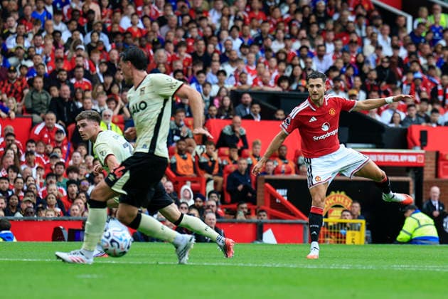 Manchester United, ManU v Ipswich Town, Premier League Diogo Dalot (2) of Manchester United has a shot on goal during the Premier League match between Manchester United and Ipswich Town at Old Trafford, Manchester, UK on 30 August 2026. Manchester Old Trafford Greater Manchester UK Editorial use only DataCo restrictions apply See www.football-dataco.com , Copyright: xConorxMolloyx PSI-24777-0174