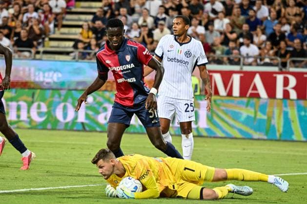 SOCCER - Serie A - Cagliari Calcio vs. Inter - FC Internazionale Photo by IPA ABACAPRESS.COM87946963 - Paul Mendy of Cagliari Calcio and Josep Martinez of Inter during the Cagliari Calcio vs. Inter - FC Internazionale Italian Serie A soccer match in Cagliari, Italy, on August 30, 2026 Cagliari Italy  Copyright: xIPAxSport ABACAx