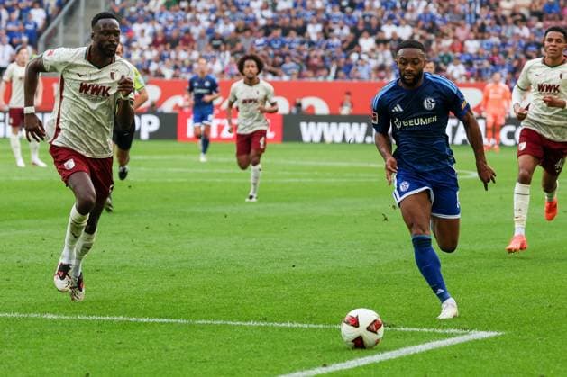 Chrislain Matsima 5 (FC Augsburg) verfolgt Moussa Sylla 9 (FC Schalke 04), Aktion, rechts Noahkai Banks 40 (FC Augsburg), FC Augsburg vs. FC Schalke 04, Fussball, Maenner, Bundesliga, Saison 2026 2027, Hinrunde, 1. Spieltag, 30.08.2026 DFB regulations prohibit any use of photographs as image sequences and or quasi-video Augsburg Bayern Deutschland *** Chrislain Matsima 5 (FC Augsburg) chases Moussa Sylla 9 (FC Schalke 04), action, on the right: Noahkai Banks 40 (FC Augsburg), FC Augsburg vs. FC Schalke 04, soccer, men s, Bundesliga, 2026–2027 season, First Half of the Season, Matchday 1, August 30, 2026. DFB regulations prohibit any use of photographs as image sequences and or quasi-video. Augsburg, Bavaria, Germany Copyright: xkolbert-press MartinxAgüerax