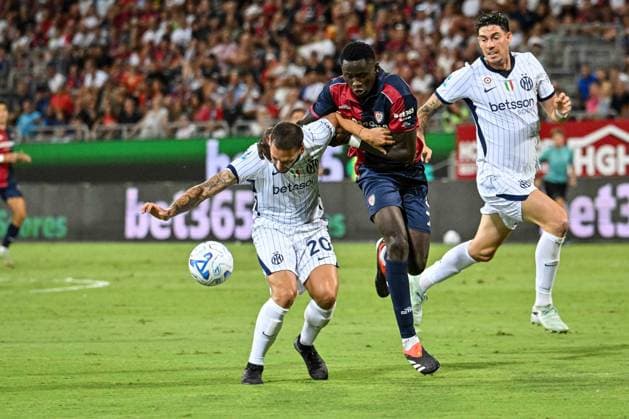 SOCCER - Serie A - Cagliari Calcio vs. Inter - FC Internazionale Photo by IPA ABACAPRESS.COM87947457 - Hakan Calhanoglu of Inter and Paul Mendy of Cagliari Calcio during the Cagliari Calcio vs. Inter - FC Internazionale Italian Serie A soccer match in Cagliari, Italy, on August 30, 2026 Cagliari Italy  Copyright: xIPAxSport ABACAx