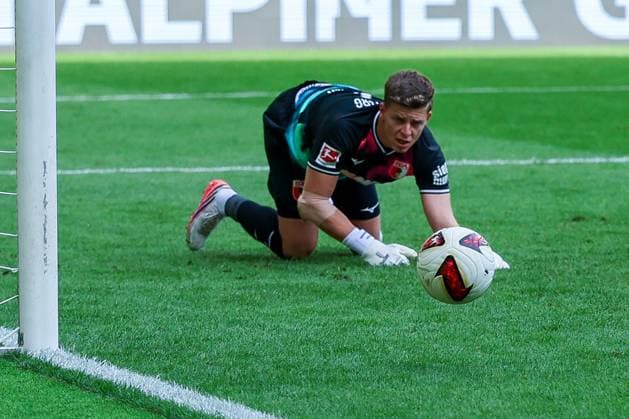 Finn Dahmen 1 (FC Augsburg) schaut einem Ball hinterher, den er mit einer Parade am Tor vorbeilenkt und eine Chance der Schalker vereitelt, Aktion, FC Augsburg vs. FC Schalke 04, Fussball, Maenner, Bundesliga, Saison 2026 2027, Hinrunde, 1. Spieltag, 30.08.2026 DFB regulations prohibit any use of photographs as image sequences and or quasi-video Augsburg Bayern Deutschland *** Finn Dahmen of 1. FC Augsburg watches the ball as he deflects it past the goal with a save, thwarting a chance for Schalke; Action, 1. FC Augsburg vs. FC Schalke 04, Soccer, Men, Bundesliga, 2026–2027 Season, First Half of the Season, Matchday 1, August 30, 2026. DFB regulations prohibit any use of photographs as image sequences and or quasi-video. Augsburg, Bavaria, Germany Copyright: xkolbert-press MartinxAgüerax