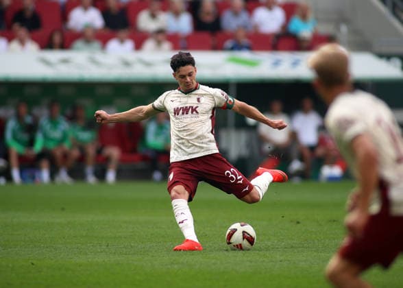 Fussball, Herren, Saison 2026 2027, FC Augsburg - FC Schalke 04, Bundesliga, WWK Arena Fabian Rieder (FC Augsburg) bei einem Torschuss, Ball, Abschluss DFL DFB regulations prohibit any use of photographs as image sequences and or quasi-video *** Soccer, Men s, 2026–2027 Season, FC Augsburg vs. FC Schalke 04, Bundesliga, WWK Arena: Fabian Rieder of FC Augsburg taking a shot on goal, ball, shot. DFL and DFB regulations prohibit any use of photographs as image sequences and or quasi-video.