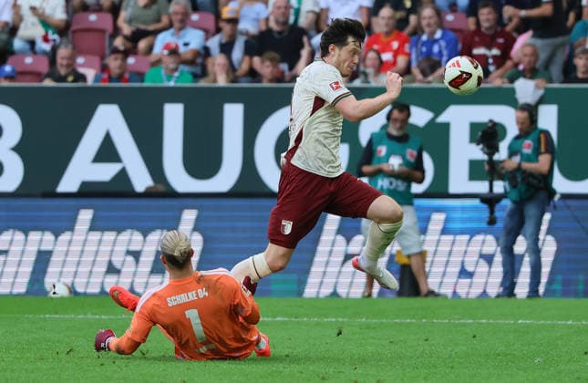 30.08.2026,1. Spieltag,1. Bundesliga, FC Augsburg vs Schalke 04, WWK Arena Augsburg Fussball im Bild: Michael Gregoritsch (FC Augsburg) scheitert an Loris Karius (Schalke 04) *** August 30, 2026, Matchday 1, Bundesliga 1, FC Augsburg vs. Schalke 04, WWK Arena Augsburg Soccer, Pictured: Michael Gregoritsch; FC Augsburg falls to Loris Karius of Schalke 04