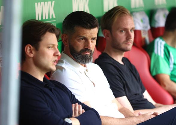 Fussball, Herren, Saison 2026 2027, FC Augsburg - FC Schalke 04, Bundesliga, WWK Arena Miron Muslic, Trainer (FC Schalke 04) sitzend auf der Trainerbank DFL DFB regulations prohibit any use of photographs as image sequences and or quasi-video *** Soccer, Men s, 2026–2027 Season, FC Augsburg vs. FC Schalke 04, Bundesliga, WWK Arena; Miron Muslic, FC Schalke 04 coach, seated on the bench. DFL and DFB regulations prohibit any use of photographs as image sequences and or quasi-video.