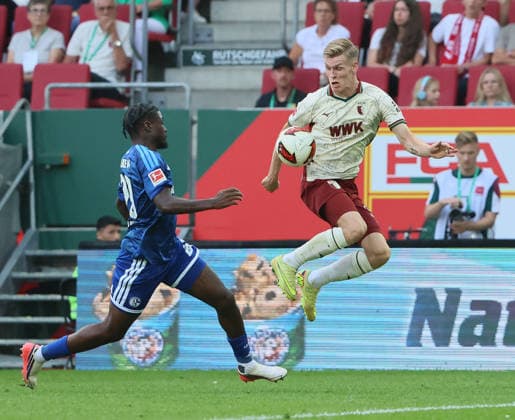 30.08.2026,1. Spieltag,1. Bundesliga, FC Augsburg vs Schalke 04, WWK Arena Augsburg Fussball im Bild: Junior Dina Ebimbe (Schalke 04) vs Anton Kade (FC Augsburg) *** August 30, 2026, Matchday 1, Bundesliga 1, FC Augsburg vs. Schalke 04, WWK Arena Augsburg Soccer, Pictured: Junior Dina Ebimbe (Schalke 04) vs. Anton Kade (FC Augsburg)