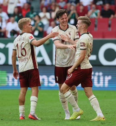 30.08.2026,1. Spieltag,1. Bundesliga, FC Augsburg vs Schalke 04, WWK Arena Augsburg Fussball im Bild: 2:0 Jubel mit Hennes Behrens (FC Augsburg), Michael Gregoritsch (FC Augsburg) und Anton Kade (FC Augsburg) *** August 30, 2026, Matchday 1, Bundesliga 1, FC Augsburg vs. Schalke 04, WWK Arena Augsburg Soccer, Pictured: 2-0 celebration with Hennes Behrens (FC Augsburg), Michael Gregoritsch (FC Augsburg), and Anton Kade (FC Augsburg)