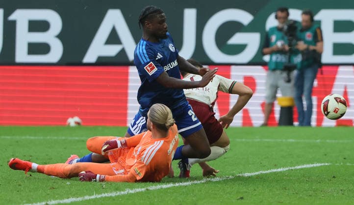 30.08.2026,1. Spieltag,1. Bundesliga, FC Augsburg vs Schalke 04, WWK Arena Augsburg Fussball im Bild: Loris Karius (Schalke 04) und Junior Dina Ebimbe (Schalke 04) stoppen Met Koemuer (FC Augsburg) *** August 30, 2026, Matchday 1, Bundesliga 1, FC Augsburg vs. Schalke 04, WWK Arena Augsburg Soccer, Pictured: Loris Karius (Schalke 04) and Junior Dina Ebimbe (Schalke 04) stop Met Koemuer (FC Augsburg)