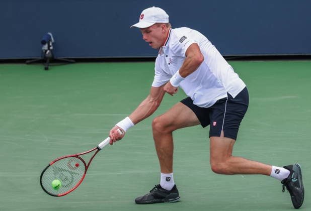 US Open tennis tournament - Day 1 Jenson Brooskby of the USA in action against Jaime Faria of Portugal during the Men™s Singles round one of the US Open Tennis Championships at the USTA Billie Jean King National Tennis Center in Flushing Meadows, New York, USA, 30 August 2026. The 2026 US Open tournament runs from 23 August through 13 September. FLUSHING MEADOWS NEW YORK United States  Copyright: xOlgaxFedorovax