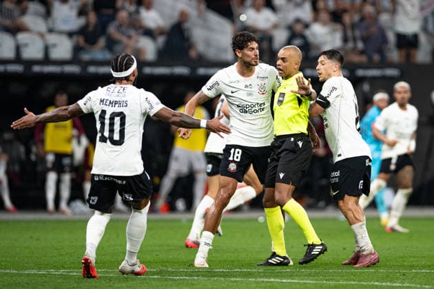 SAO PAULO, BRAZIL - AUGUST 30: Players of Corinthians gestures with referee Wilton Pereira Sampaio during a Brasileirao 2026 match between Corinthians and Santos at Neo Quimica Arena on August 30, 2026 in Sao Paulo, Brazil (Photo by Riquelve Nata Sports Press Photo SPP) Copyright: xSportsxPressxPhotox Sportspressphoto_SPR220603