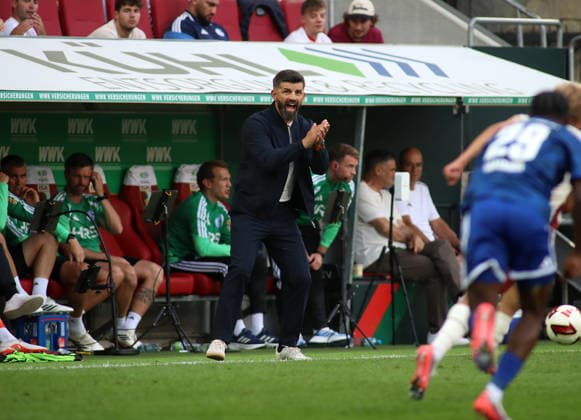 Fussball, Herren, Saison 2026 2027, FC Augsburg - FC Schalke 04, Bundesliga, WWK Arena Miron Muslic, Trainer (FC Schalke 04) aufgebracht an der Seitenlinie, rufen, schreien, klatschen DFL DFB regulations prohibit any use of photographs as image sequences and or quasi-video *** Soccer, Men s, 2026–2027 Season, FC Augsburg vs. FC Schalke 04, Bundesliga, WWK Arena; Miron Muslic, FC Schalke 04 coach, agitated on the sideline, shouting, screaming, clapping; DFL and DFB regulations prohibit any use of photographs as image sequences and or quasi-video