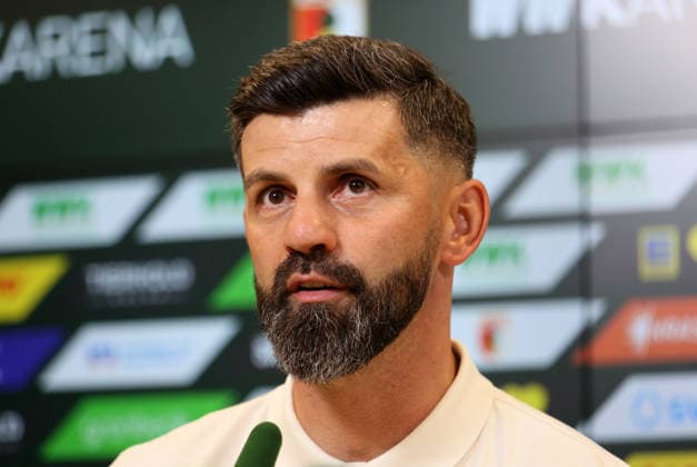 Fussball, Herren, Saison 2026 2027, FC Augsburg - FC Schalke 04, Bundesliga, WWK Arena Miron Muslic, Trainer (FC Schalke 04) auf der Pressekonferenz nach dem Spiel DFL DFB regulations prohibit any use of photographs as image sequences and or quasi-video *** Soccer, Men s, 2026–2027 Season, FC Augsburg vs. FC Schalke 04, Bundesliga, WWK Arena; Miron Muslic, FC Schalke 04 coach, at the postgame press conference. DFL and DFB regulations prohibit any use of photographs as image sequences and or quasi-video.