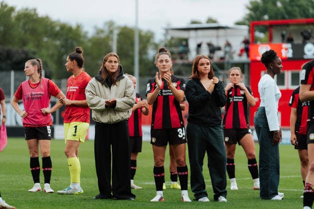 30.08.26, Women, Football, Google Pixel Frauen Bundesliga, Season 2026 2027, Bayer 04 Leverkusen - VfL Wolfsburg, Matchday 2 Team of Bayer 04 Leverkusen applause for the fans after the match with Carlotta Wamser ( 37 - Bayer 04 Leverkusen) Leverkusen Ulrich-Haberland-Stadion NRW Deutschland