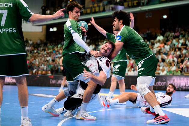 Wetzlar: HBL - 26 27 - HSG Wetzlar - SG BBM Bietigheim v. li. im Zweikampf Jona Schoch (Wetzlar), Jonathan Fischer (Bietigheim), Doruk Pehlivan (Wetzlar) Wetzlar Buderus Arena Deutschland