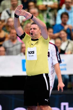 Wetzlar: HBL - 26 27 - HSG Wetzlar - SG BBM Bietigheim Schiedsrichter Denis Regner Wetzlar Buderus Arena Deutschland