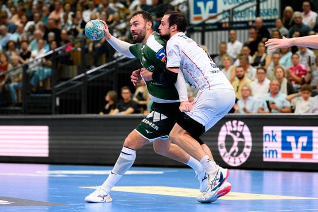 Wetzlar: HBL - 26 27 - HSG Wetzlar - SG BBM Bietigheim v. li. im Zweikampf Nikolaj Laeso (Wetzlar) und Dominik Claus (Bietigheim) Wetzlar Buderus Arena Deutschland