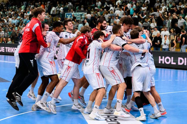 Wetzlar: HBL - 26 27 - HSG Wetzlar - SG BBM Bietigheim die Mannschaft von Bietigheim Schlussjubel Schlußjubel Emotion Freude Wetzlar Buderus Arena Deutschland