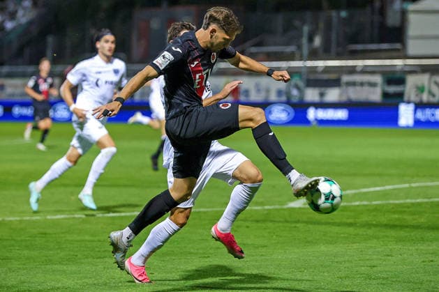 30.08.2026, xsscx, Fußball 3. Liga, Viktoria Köln - Preußen Münster, 3. Spieltag, Sportpark Höhenberg, Saison 2026 2027: Pascal Fallmann (Viktoria Köln 28) im Zweikampf gegen Charalambos Makridis (SC Preußen Münster 14) DFB regulations prohibit any use of photographs as image sequences and or quasi-video. Photo: xSandraxScherningxPressefotoKochx Nordrhein-Westfalen Deutschland