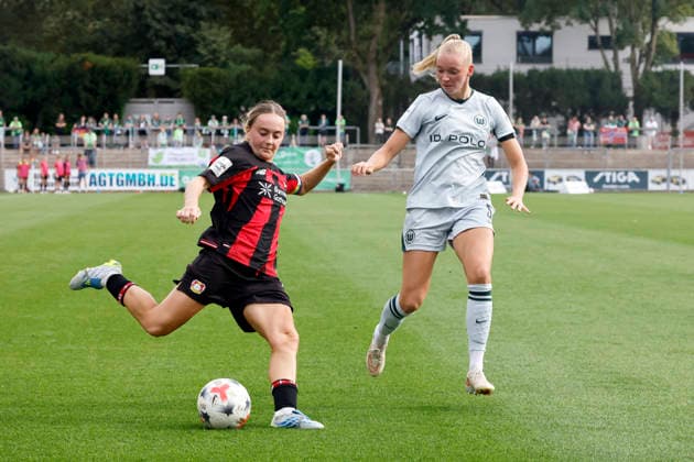 Die Fußballspielerinnen Sofie Lena Zdebel (Bayer 04 Leverkusen, 16, Mittelfeld) und Ella Peddemors (VfL Wolfsburg 5, Mittelfeld) beim Spiel der 1. Damen-Mannschaft von Bayer 04 Leverkusen gegen VfL Wolfsburg (Endstand: 1:2) am 2. Spieltag in der Google Pixel Frauen-Bundesliga im Ulrich-Haberland-Stadion. Leverkusen, 30.08.2026 (DFB regulations prohibit any use of photographs as image sequences and or quasi-video.) NRW Deutschland *** Soccer players Sofie Lena Zdebel of Bayer 04 Leverkusen, 16, midfielder, and Ella Peddemors of VfL Wolfsburg, 5, midfielder, during the match between Bayer 04 Leverkusen’s women’s first team and VfL Wolfsburg, which ended 1–2, on Matchday 2 of the Google Pixel Women’s Bundesliga at Ulrich Haberland Stadium in Leverkusen, August 30, 2026. DFB regulations prohibit any use of photographs as image sequences and or quasi-video. North Rhine-Westphalia, Germany Copyright: xChristophxHardtx