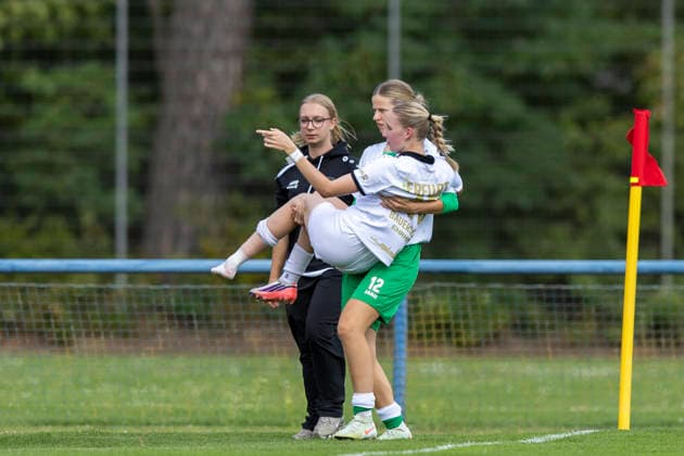 Regionalliga Nordost Frauen: 1. FFC Turbine Potsdam II vs. 1. FFV Erfurt; Potsdam; 30.08.2026 Linnea Ehmann (Physiotherapeutin; 1. FFV Erfurt) (links), Martha Louise Frieling ( 12; 1. FFV Erfurt) trägt Maja Felicitas Bauerschmidt ( 10; 1. FFV Erfurt) (verletzt) Regionalliga Nordost Frauen: 1. FFC Turbine Potsdam II vs. 1. FFV Erfurt; Sportforum Potsdam Waldstadt Schlaatz; 30.08.2026 Copyright: xBEAUTIFULxSPORTS Duehringx