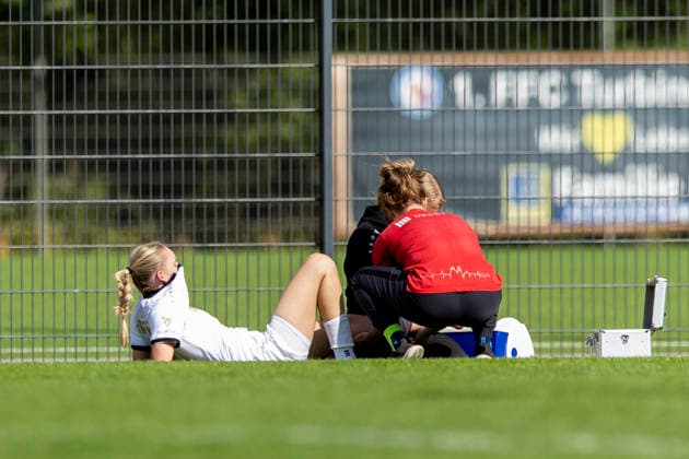 Regionalliga Nordost Frauen: 1. FFC Turbine Potsdam II vs. 1. FFV Erfurt; Potsdam; 30.08.2026 Verletzung von Maja Felicitas Bauerschmidt ( 10; 1. FFV Erfurt) (links), Katja Groll ( 14; 1. FFV Erfurt) (rechts) und dahinter Linnea Ehmann (Physiotherapeutin; 1. FFV Erfurt) Regionalliga Nordost Frauen: 1. FFC Turbine Potsdam II vs. 1. FFV Erfurt; Sportforum Potsdam Waldstadt Schlaatz; 30.08.2026 Copyright: xBEAUTIFULxSPORTS Duehringx